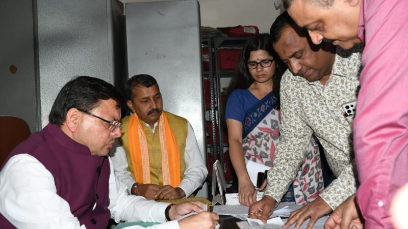 मुख्यमंत्री पुष्कर सिंह धामी का औचक निरीक्षण, सहायक संभागीय परिवहन कार्यालय में अभिलेखों का किया अवलोकन।