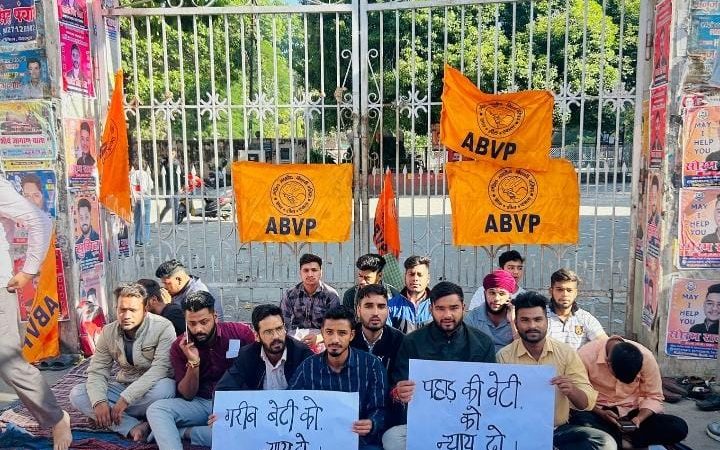 डीएवी पीजी कॉलेज देहरादून की दीवार का हिस्सा गिरने से हुए पूर्व छात्रा की मौत, cctv आया सामने।
