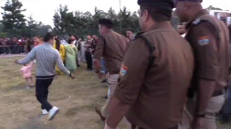 रावण दहन कार्यक्रम के दौरान पत्रकार से अभद्रता, दारोगा निलंबित।