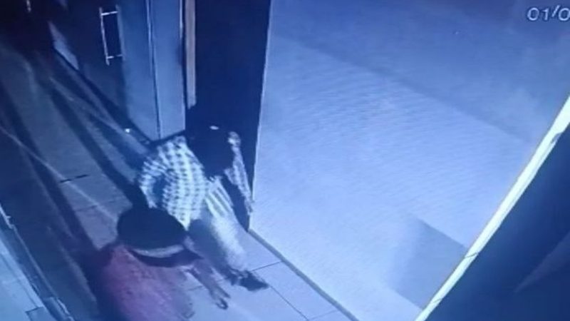 गार्ड सोते रहे और महिंद्रा के शोरूम से दो कुंतल की तिजोरी ले उड़े चोर।