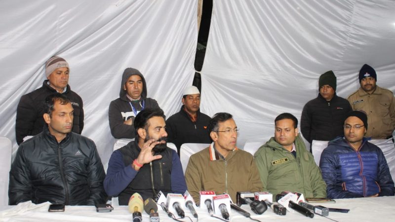 सिलक्यारा टनल रेस्क्यू ऑपरेशन के संबंध में रविवार को देर शाम अस्थाई मीडिया सेंटर, सिलक्यारा में प्रेस ब्रीफिंग कर दी जानकारी ।
