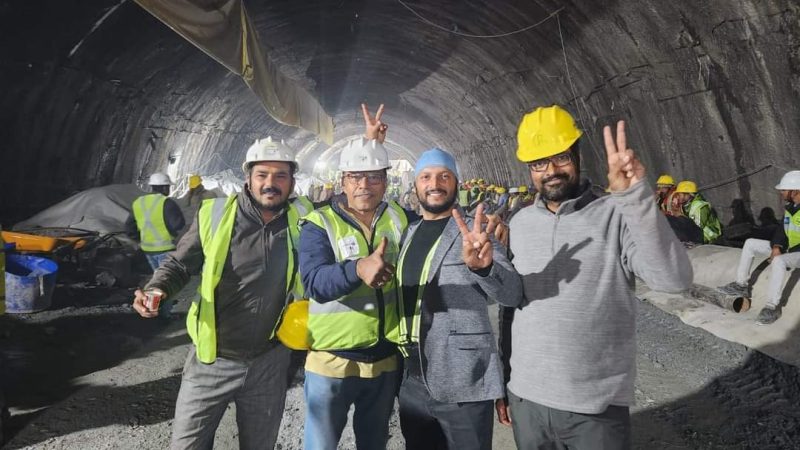 इंतजार की घड़ियां हुई खत्म, जल्द बाहर आने वाले हैं टनल में फंसे मजदूर एंबुलेंस को टनल के भीतर भेजा गया।