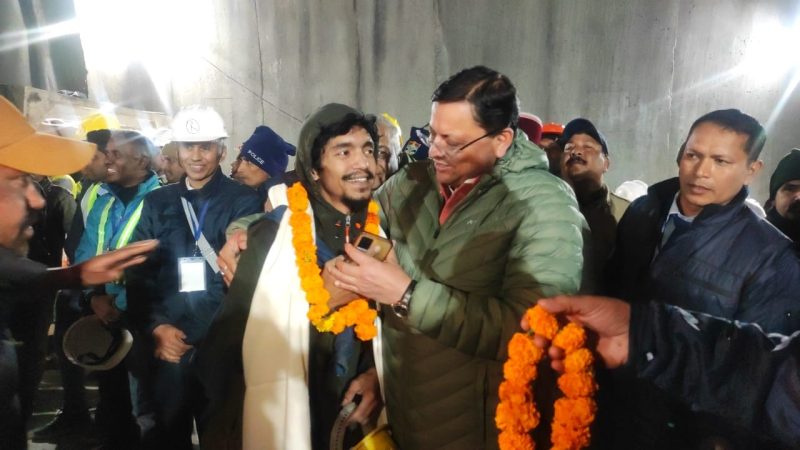 सुरंग में फंसे श्रमिकों को आर्थिक सहायता देगी सरकार,अस्पताल ले में पूरा इलाज, घर जाने तक की पूरी मदद भी मिलेगी।