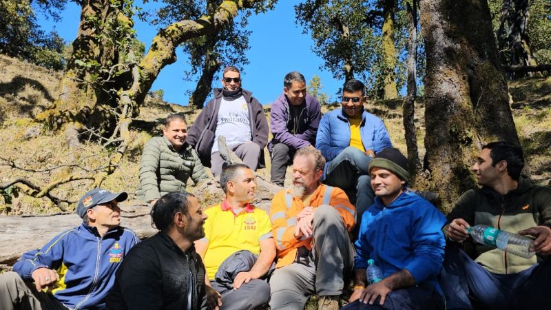 टनल विशेषज्ञ मिस्टर अर्नोल्ड डिक्स द्वारा SDRF के साथ बाबा बौखनाग मन्दिर में दर्शन कर लिया आशीर्वाद, साथ ही SDRF की कार्यप्रणाली को भी सराहा।