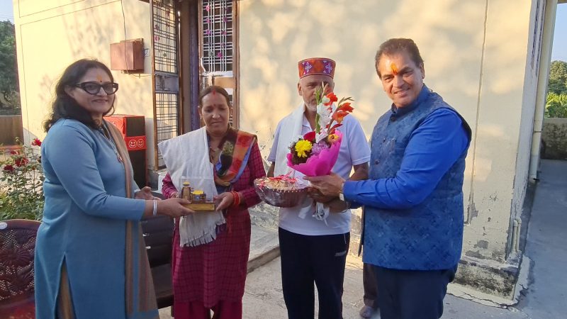 वित्त व शहरी विकास मंत्री ने सिलक्यारा टनल में फंसे श्रमिको में से एक व अन्य श्रमिकों का किया हौसला अफजाई, उनके निवास स्थल पहुंच कर सम्मानित कर पहाड़ी व्यंजन किये भेंट।