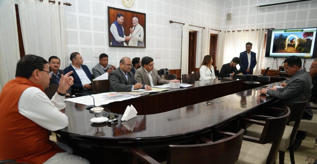 मुख्यमंत्री धामी ने कैम्प कार्यालय में आदर्श चम्पावत के तहत संचालित योजनाओं और प्रस्तावित कार्यक्रमों की समीक्षा।