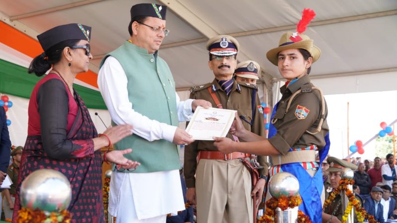 मुख्यमंत्री धामी ने बुधवार को उत्तराखंड होमगार्ड एवं नागरिक सुरक्षा स्थापना दिवस के अवसर पर आयोजित रैतिक परेड में शामिल होकर रैतिक परेड का मान प्रणाम किया ग्रहण