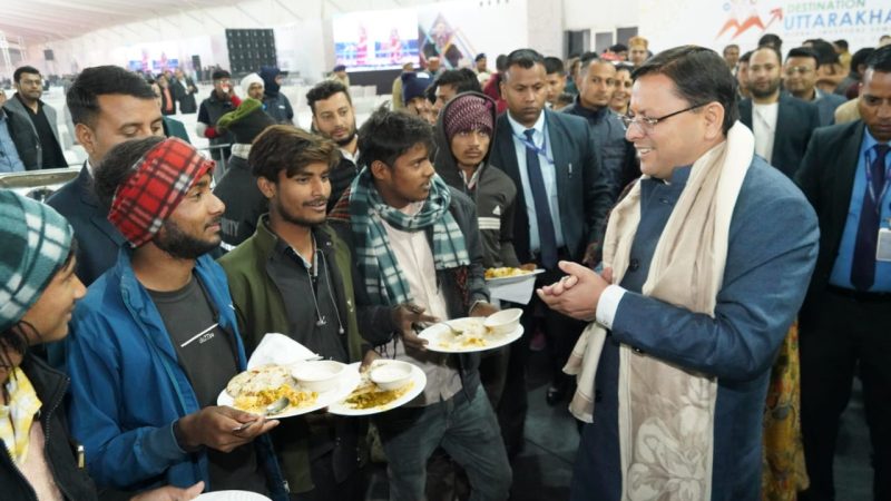 ग्लोबल इंवेस्टर्स समिट की व्यवस्थाओं से जुड़े श्रमिकों, पर्यावरण मित्रों को मुख्यमंत्री ने दिया धन्यवाद, श्रमिकों के साथ भोजन कर इस महत्वपूर्ण आयोजन में उनके योगदान को सराहा।