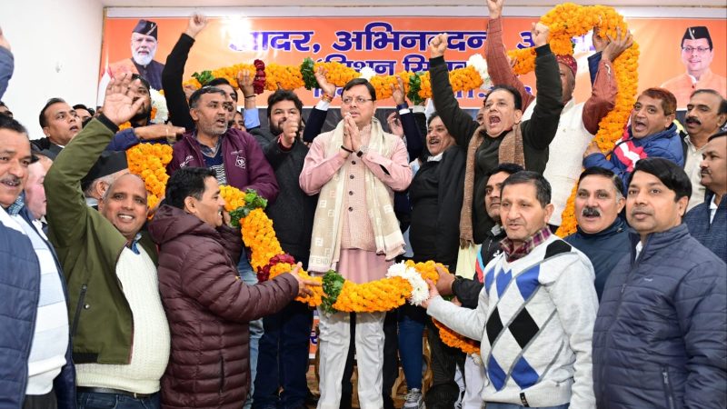 मुख्यमंत्री कैम्प कार्यालय मे आयोजित ‘आदर अभिनन्दन, आभार मिशन सिलक्यारा’’ कार्यक्रम में श्रमिक संगठनों द्वारा मुख्यमंत्री का आभार किया व्यक्त।