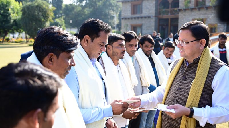 मुख्यमंत्री ने उत्तरकाशी के सिलक्यारा रेस्क्यू ऑपरेशन में अहम भूमिका निभाने वाले रैट माइनर्स को किया सम्मानित।