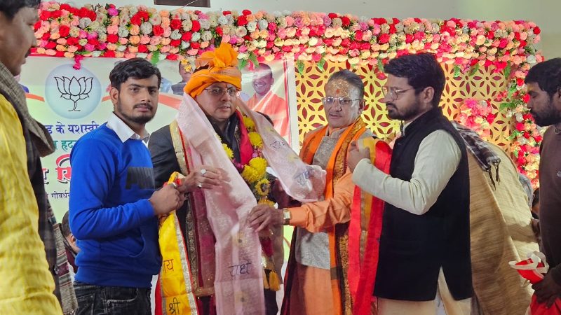 मुख्यमंत्री ने गिरिराज महाराज के दर्शन कर की प्रदेश व देश की खुशहाली की कामना।
