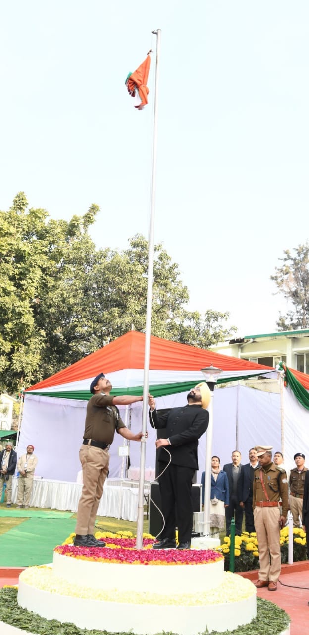 मुख्य सचिव ने सचिवालय में राष्ट्रीय ध्वज फहराया,अधिकारियों, कर्मचारियों एवं उनके परिजनों को गणतंत्र दिवस की बधाई दी।