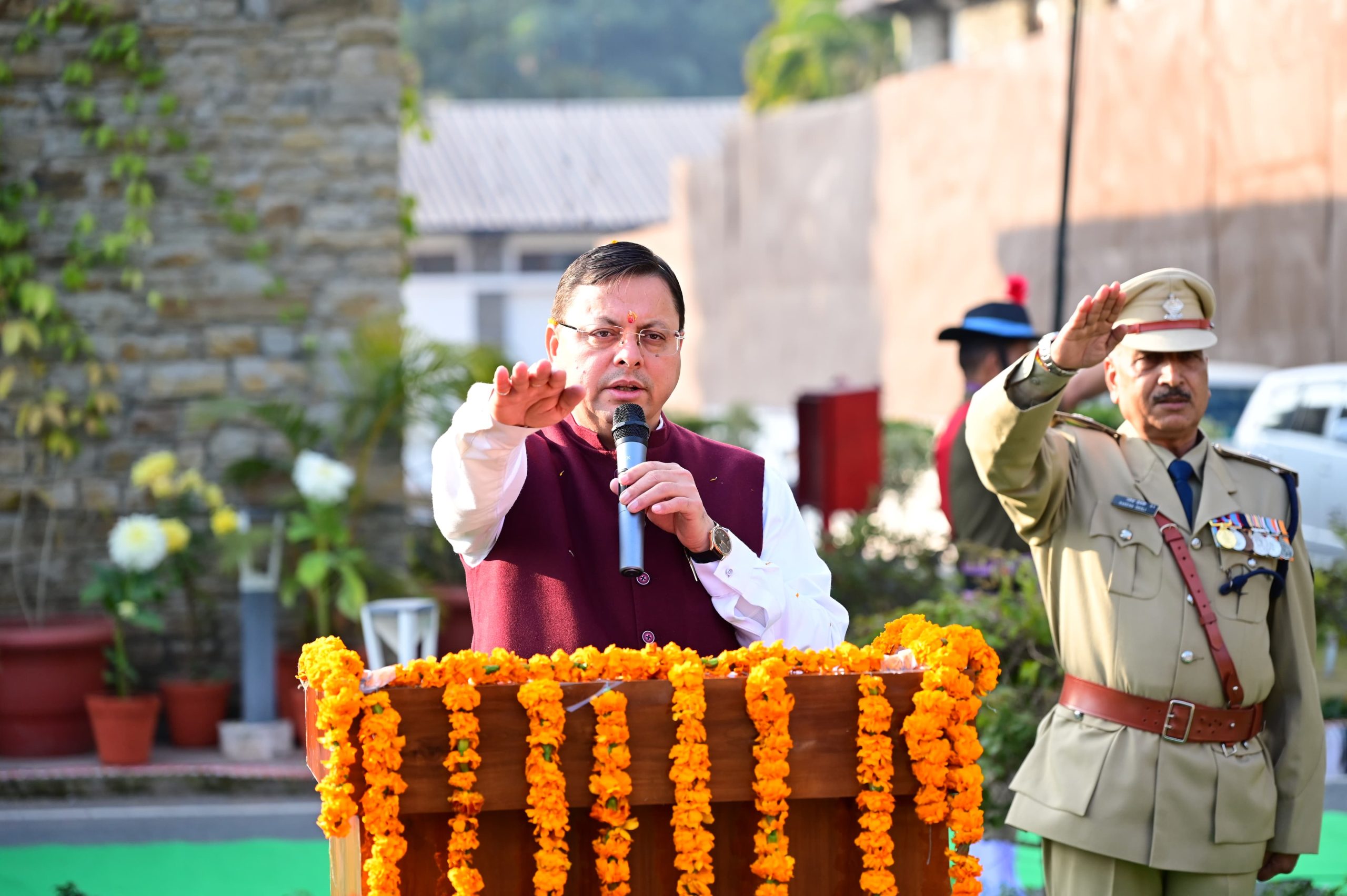 मुख्यमंत्री धामी ने गणतंत्र दिवस के अवसर पर मुख्यमंत्री आवास में राष्ट्रीय ध्वज फहराया,इस अवसर पर उन्होंने सभी को संविधान की उद्देशिका की शपथ दिलाई।