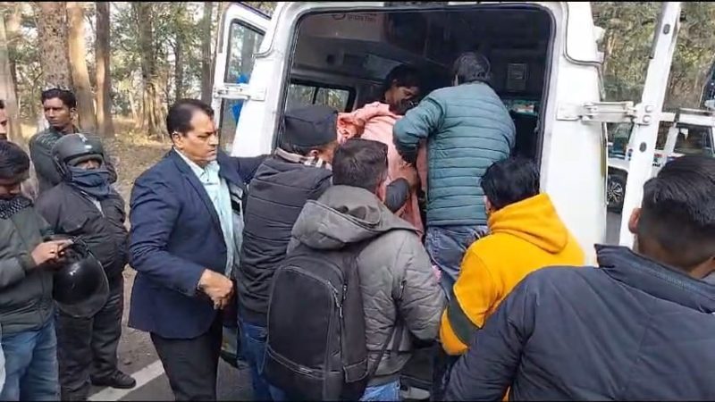 कैबिनेट मन्त्री ने अपना काफिला रोक घायलों को पहुंचाया अस्पताल, मौके पर एंबुलेंस और पुलिस को दी सूचना।