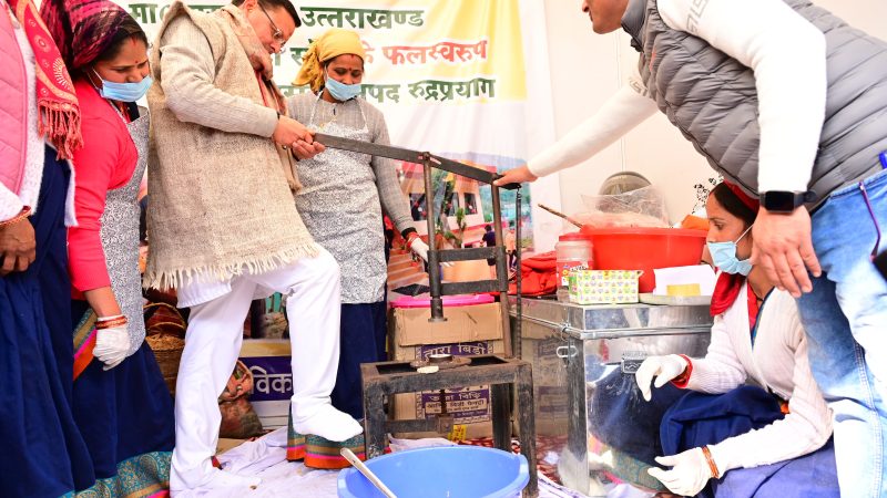 मुख्यमंत्री धामी ने ब्वै, ब्वारी, नौनी कौथिग के दौरान महिलाओं संग बनाया चौलाई से तैयार महाप्रसाद, पिछली यात्रा के दौरान करीब 70 लाख रुपए से ज्यादा का किया था कारोबार, इस वर्ष करोडो का है लक्ष्य।