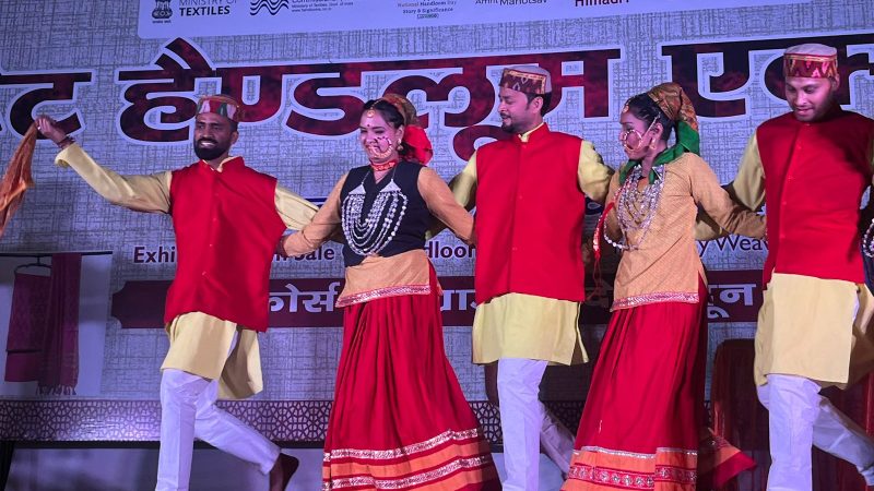 स्टेट हैंडलूम एक्सपो में सांस्कृतिक कार्यक्रम में हंसा ग्रुप ने मचाई धूम ।