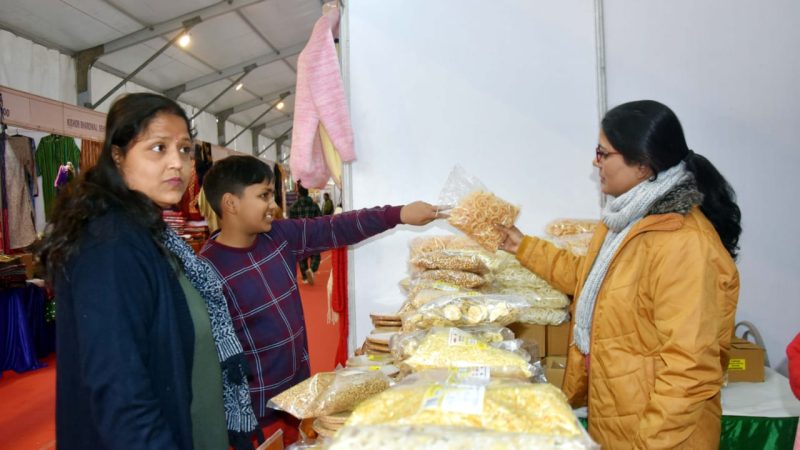 देहरादून हैंडलूम एक्सपो में 1.50 लाख की कांजीवरम साड़ी उपलब्ध।