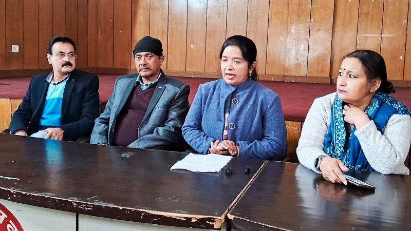 आयोग की हठधर्मिता से त्रस्त कर्मचारी की पत्नि ने अधिकारियों पर लगाया पति के उत्पीड़न का आरोप,मानसिक शोषण से त्रस्त मेरे पति के साथ कोई अनहोनी हुई तो जिम्मेदार आयोग और सरकार होगी।