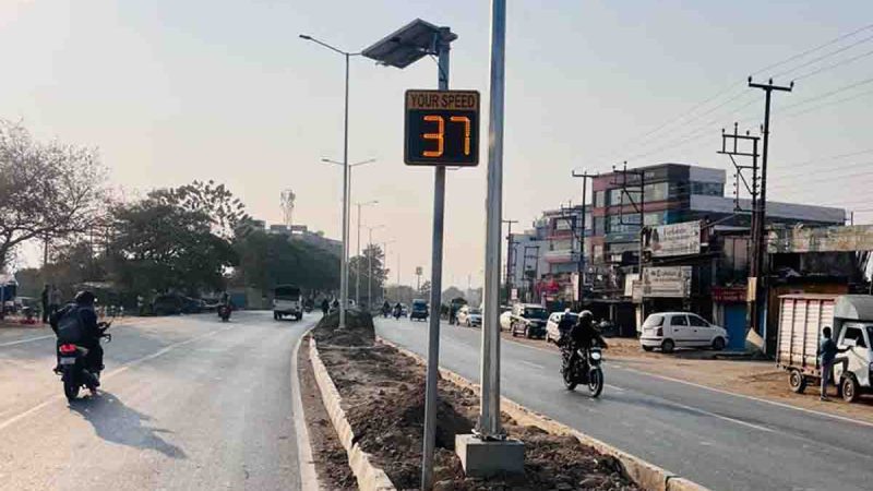 उत्तराखंड मे लगे डिजिटल स्पीड साइन बोर्ड, सड़क दुर्घटना का मुख्य कारण ओवरस्पीड।