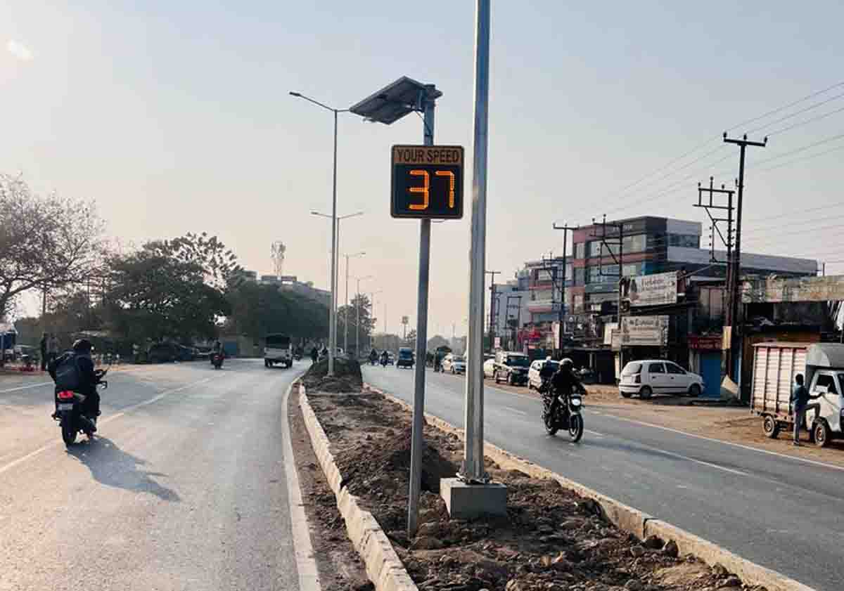 उत्तराखंड मे लगे डिजिटल स्पीड साइन बोर्ड, सड़क दुर्घटना का मुख्य कारण ओवरस्पीड।