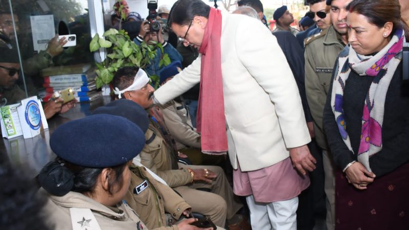 मुख्यमंत्री ने हल्द्वानी पहुंचकर लिया स्थिति का जायजा, घायल महिला पुलिस दल समेत अन्य पुलिसकर्मियों, प्रशासन, नगर निगमकर्मी और पत्रकार साथियों का जाना हाल चाल।