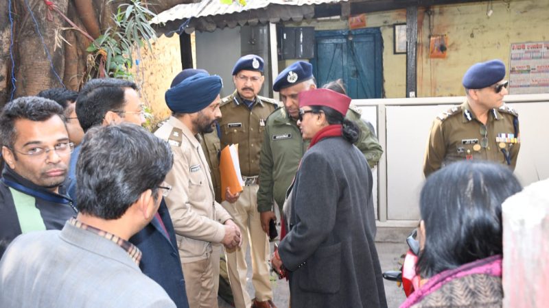 हल्द्वानी के बनभूलपुरा के हिंसा प्रभावित क्षेत्र की स्थिति की जानकारी लेने मुख्य सचिव हिंसा प्रभावित क्षेत्रों का किया दौरा, घायलों का जाना हालचाल।