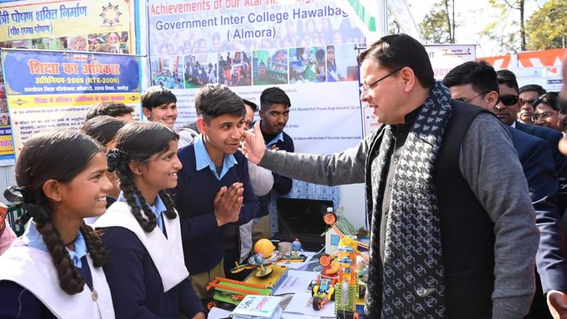 मुख्यमंत्री ने अल्मोड़ा के हवालबाग में आयोजित आजीविका महोत्सव (दीदी भुली हाथ लगाल, उत्तराखंडक हौल अमृत काल) में किया प्रतिभाग, मुख्यमंत्री ने कुल 20213.60 लाख रू0 की योजनाओं का लोकार्पण एवं शिलान्यास।