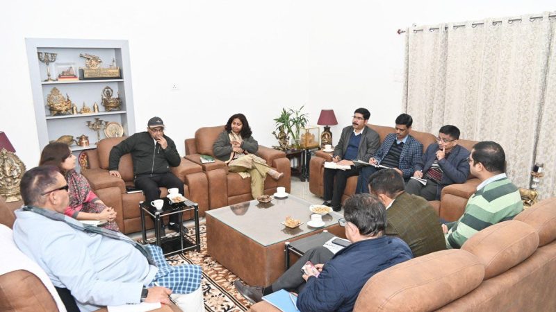 विकसित भारत संकल्प यात्रा कार्यक्रम की तैयारियों और रूपरेखा के संबंध में बैठक करते ग्राम्य विकास मंत्री।