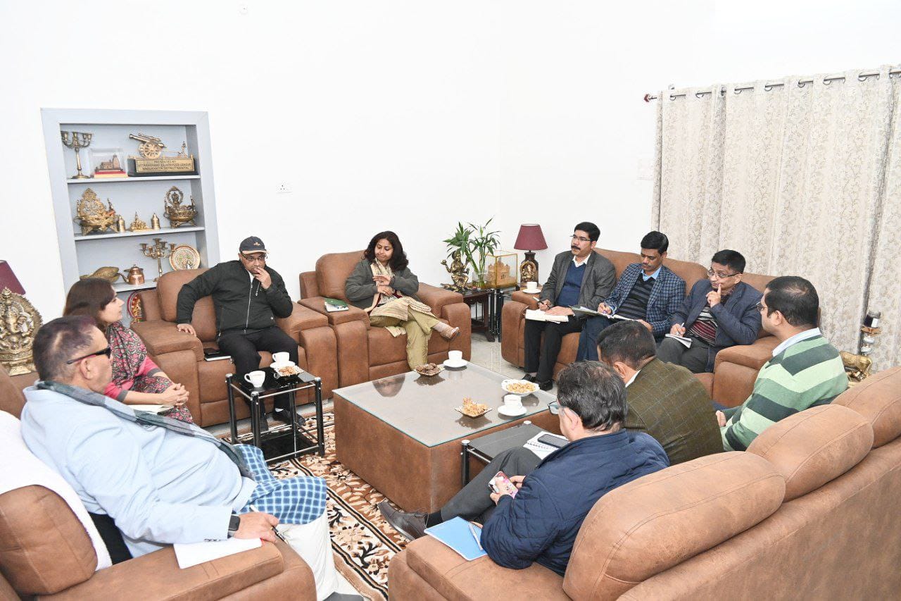 विकसित भारत संकल्प यात्रा कार्यक्रम की तैयारियों और रूपरेखा के संबंध में बैठक करते ग्राम्य विकास मंत्री।