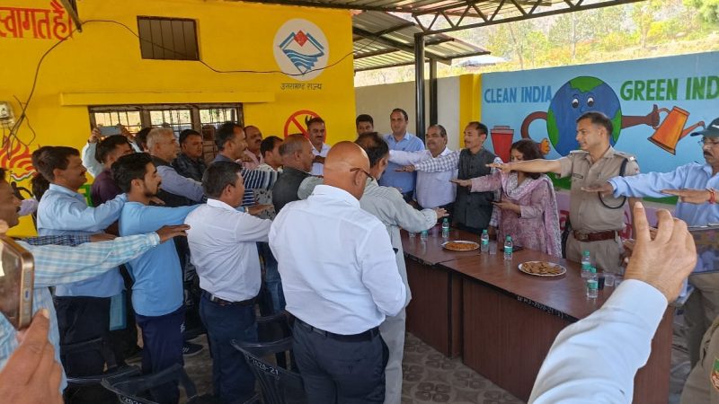 मिसरास पट्टी के ग्रामीणों की वार्ता रही सफल, निर्वाचन के अधिकारियो ने ग्रामीणों को दिलाई मतदान करने की शपथ।