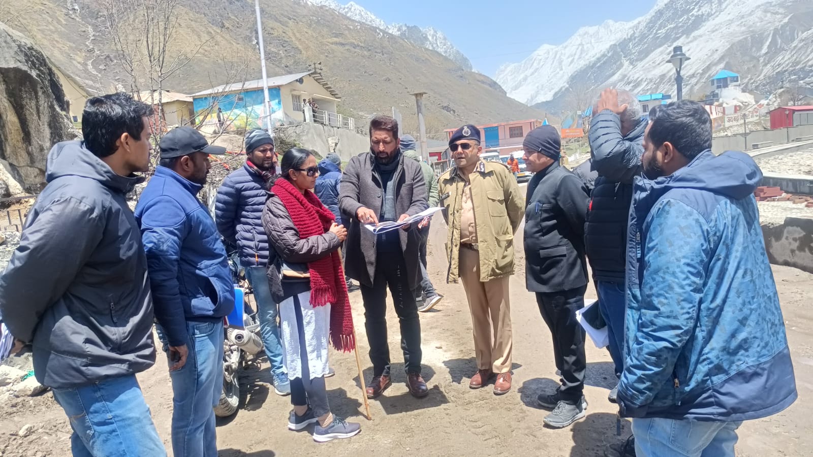 मुख्य सचिव ने बदरीनाथ पहुंचकर चारधाम यात्रा व्यवस्था और पुनर्निर्माण कार्यो का लिया जायजा।