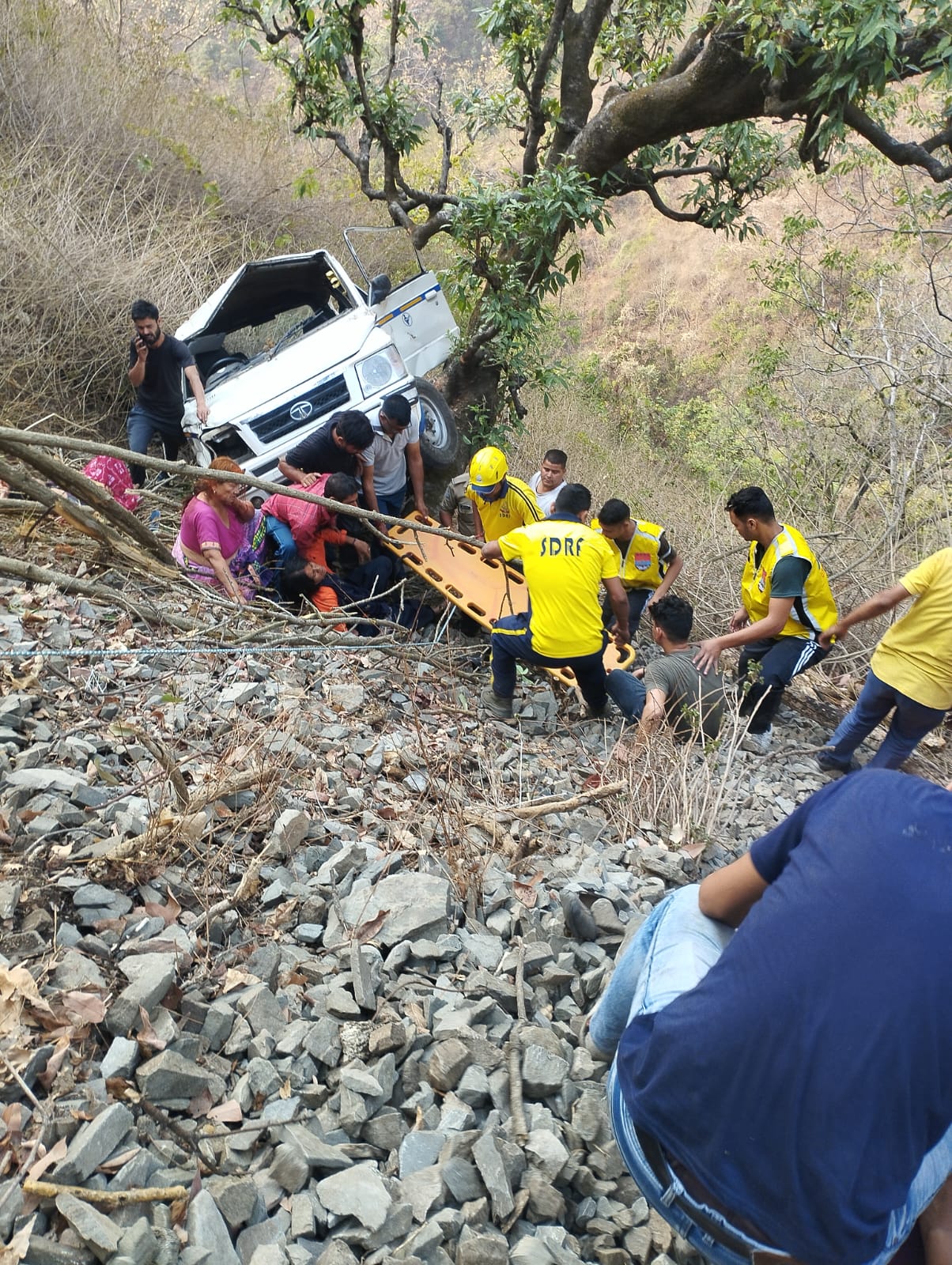 जनपद पौड़ी में दुर्घटनाग्रस्त हुआ वाहन, 09 लोगों को एसडीआरएफ ने रेस्क्यू कर बचाया।