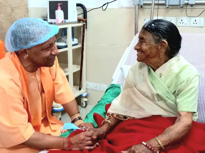 ऋषिकेश एम्स में भर्ती अपनी मां को देखने उत्तराखंड पहुंचे मुख्यमंत्री योगी ,दो साल बाद बेटे से मिलकर प्रसन्न नजर आईं मां सावित्री देवी।