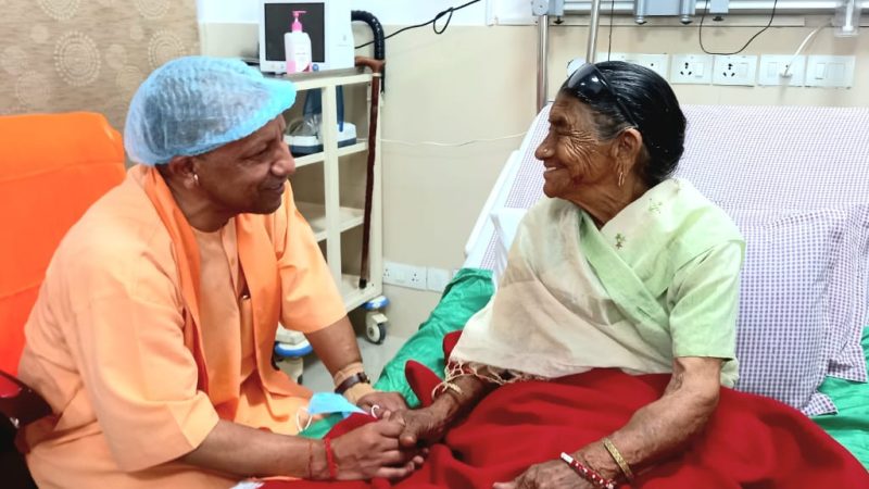 ऋषिकेश एम्स में भर्ती अपनी मां को देखने उत्तराखंड पहुंचे मुख्यमंत्री योगी ,दो साल बाद बेटे से मिलकर प्रसन्न नजर आईं मां सावित्री देवी।