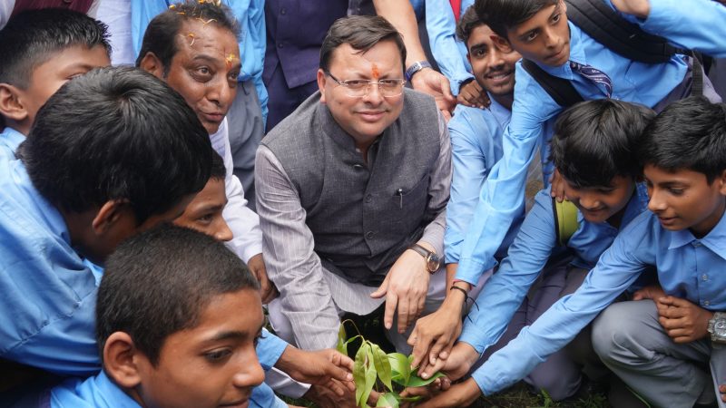 लोकपर्व ’हरेला’ के उपलक्ष्य में आयोजित वृक्षारोपण कार्यक्रम में मुख्यमंत्री धामी ने किया प्रतिभाग, पौधा रोपण कर पर्यावरण संरक्षण का संदेश।