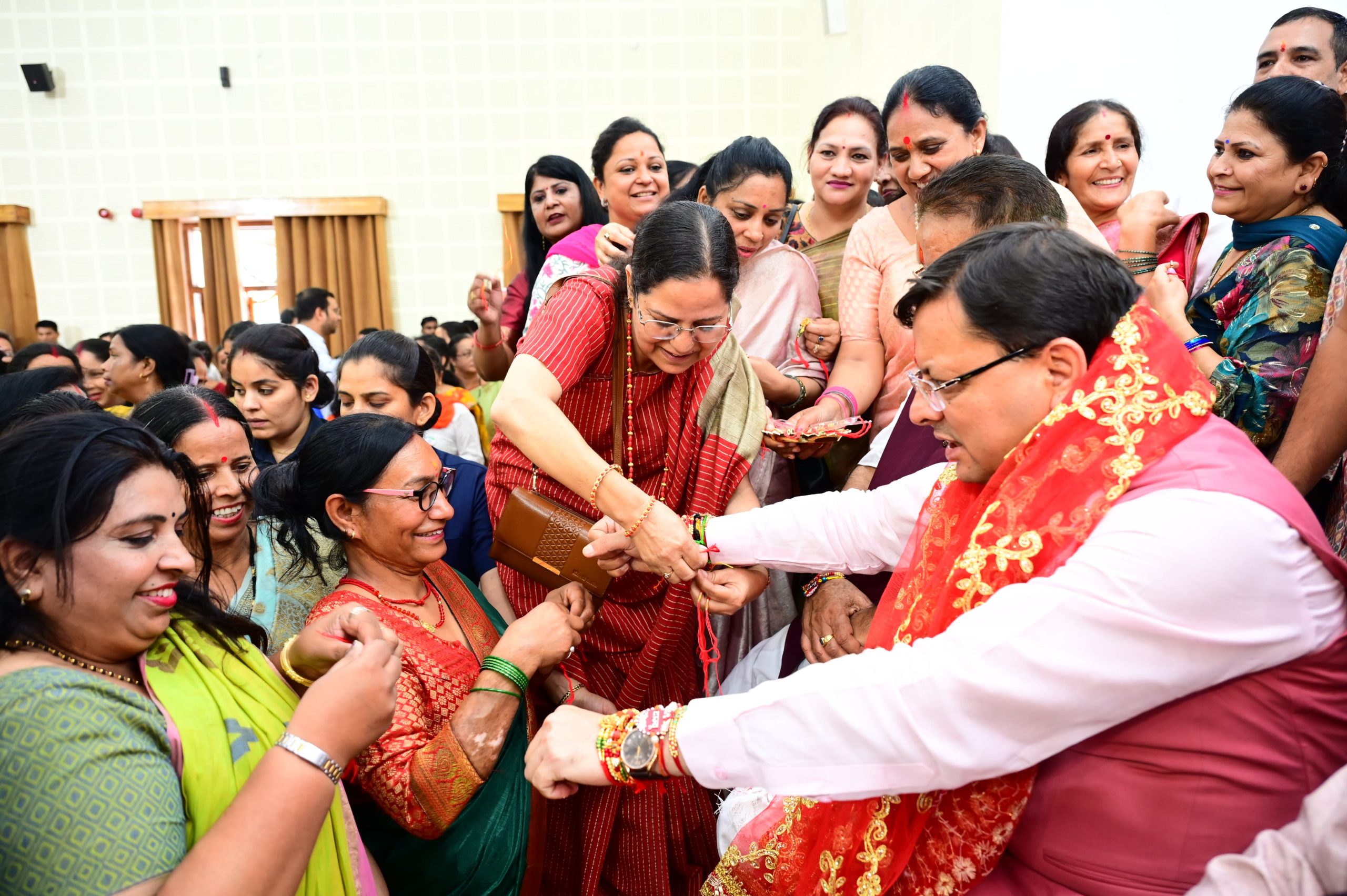 मुख्यमंत्री धामी ने रक्षाबंधन के अवसर पर मुख्यमंत्री आवास में ’मुख्यमंत्री सशक्त बहना उत्सव योजना’ एवं मुख्यमंत्री महिला स्वयं सहायता समूह सशक्तिकरण योजना के अन्तर्गत राज्य स्तरीय कार्यक्रम में किया प्रतिभाग।