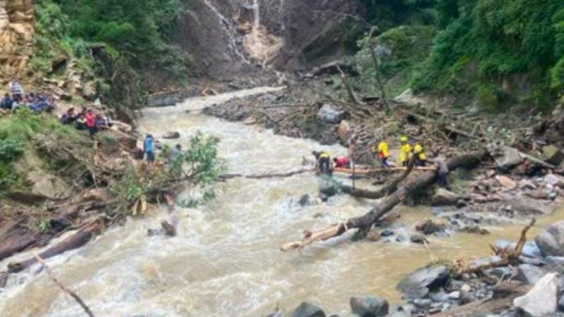 आपदा प्रभावित क्षेत्र में दवाई बांटकर लौट रहा स्वास्थ्य विभाग का कर्मी उफनते गदेरे में बहा, खोजबीन जारी।