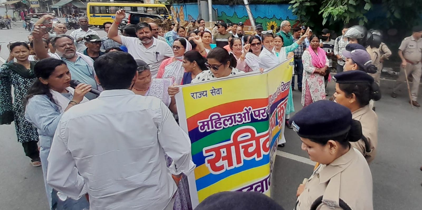 जुलूसों/धरना/प्रदर्शनों के दौरान आमजनमानस को हो रही असुविधा, पुलिस महानिदेशक, उत्तराखण्ड ने समस्त जनपद को दिए निर्देश।