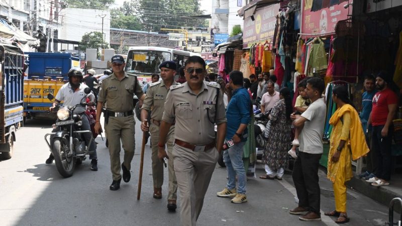 Paltan Bazar में SSP Dehradun का निरीक्षण, दून पुलिस ने चलाया सत्यापन अभियान,50 के करीब संदिग्ध हिरासत में।