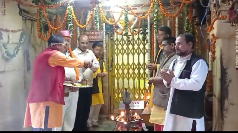 मुख्यमंत्री पुष्कर धामी के जन्मदिवस के अवसर पर बद्रीनाथ धाम में डिमरी केंद्रीय पंचायत की ओर से विशेष पूजा अर्चना। 