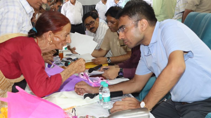 डीएम ने ली दूर दराज के ग्रामीण क्षेत्रों की जनसमस्याओं की सुध, कई वर्षों बाद आयोजित किया गया बहुउद्देशीय शिविर।