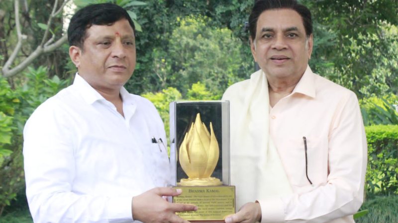 हिन्दी फ़िल्मों के सुप्रसिद्ध फ़िल्म अभिनेता ने महानिदेशक सूचना बंशीधर तिवारी से मुलाक़ात।