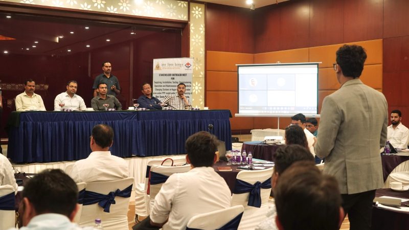 इलेक्ट्रिक व्हीकल को बढ़ावा देने के लिए चार्जिंग स्टेशन को बढावा, ईवी चार्जिंग प्वाईन्टस की स्थापना के लिए 15 नामी कम्पनियों ने की भागीदारी।