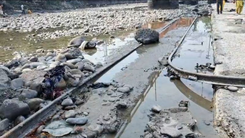 गंगा बंदी के बाद हर की पौड़ी पर चमकी रेलवे लाइन बनी चर्चा का विषय।