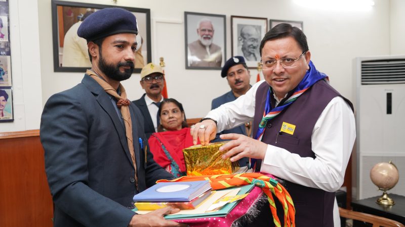 भारत स्काउट एंड गाइड उत्तराखंड के द्वारा संगठन के 75 वें स्थापना दिवस, मुख्यमंत्री धामी को फ्लैग स्टिकर लगाकर किया अलंकृत।
