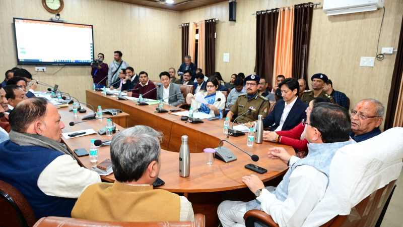 नगर निगम की सड़कों और अन्य निर्माण कार्यों को पूरा करने के निर्देश,आम नागरिकों को न ही कोई असुविधा, अधिकारी विशेष ध्यान रखें,विद्युत विभाग शिविर लगाकर बिजली उपभोक्ताओं की समस्याओं का करें समाधान।