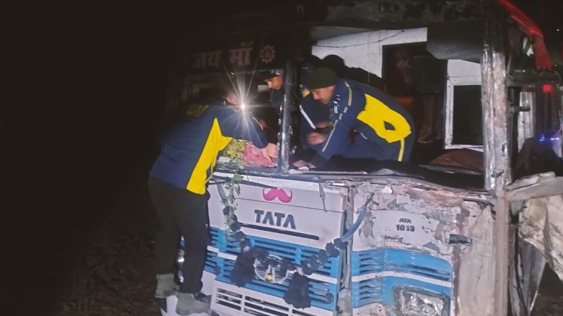ऋषिकेश मार्ग पर सात मोड़ के पास वाहन बस दुर्घटनाग्रस्त, बस में फंसी लड़की को SDRF उत्तराखंड पुलिस ने किया रेस्क्यू।