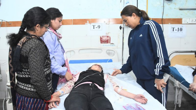 अपना दौरा रद्द कर सीधे अस्पताल पहुंची, अस्पताल पहुंचकर मंत्री रेखा आर्या ने जाना घायलों का हाल।