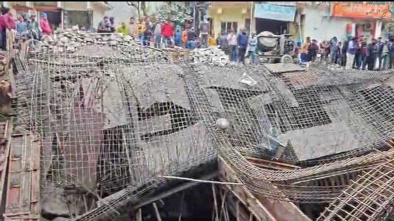 करोडो के लागत से बनने वाली पार्किंग की छत हुई धड़ाम, तीन मजदूर हुए घायल।
