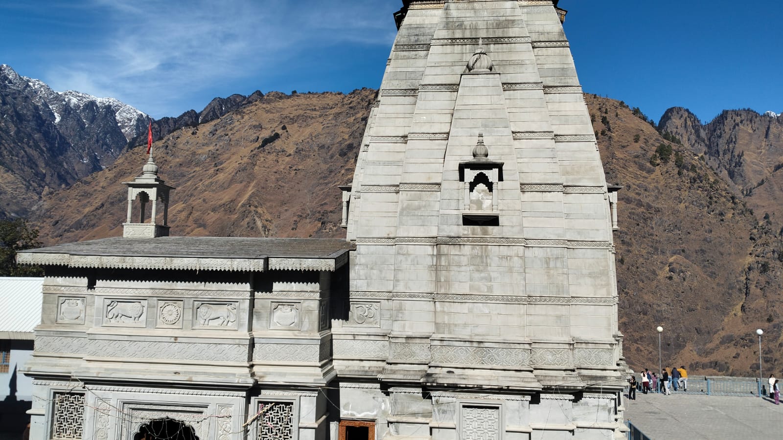 नए साल पर नृसिंह मंदिर में उमड़ी श्रद्धालुओं की भीड़,शीतकालीन यात्रा प्रारंभ होने के बाद से हज़ारों यात्री कर चुके हैं दर्शन।